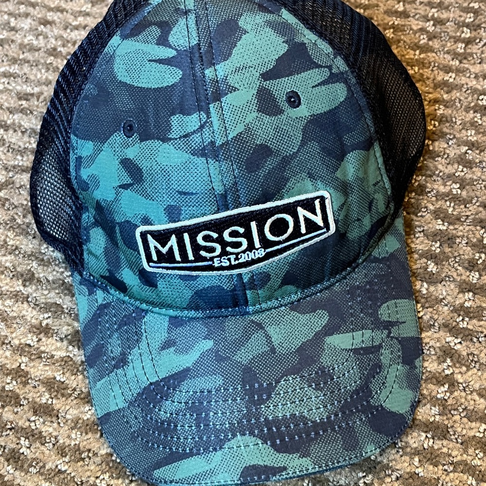🖤Mission Camouflage & black trucker SnapBack. Wet to cool tech. OSFM. BNWT🖤